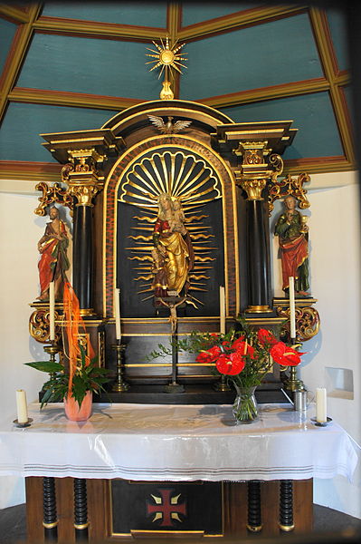 File:Sankt Anna-Kapelle innen Altar.JPG