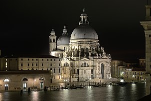 Vue nocturne de la basilique Santa Maria della Salute de Venise. (définition réelle 7 360 × 4 912)