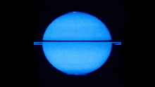 Saturne représentée bleue. Elle tourne sur elle-même et deux cercles brillants apparaissent aux pôles par intermittence.