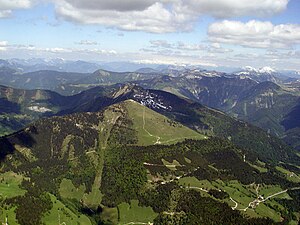 The Schlenken with the Schneekuppe at the summit and the main path over the treeless western slope to the summit