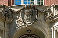 Deutsch: Detailaufnahme des Eingangs des Südostflügels (ehemalige Mädchenschule) der Schule Ernst-Henning-Straße in Hamburg-Bergedorf.