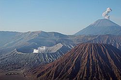 Monte Bromo a sinistra e monte Semeru a destra (un'immagine tipica dell'Indonesia)