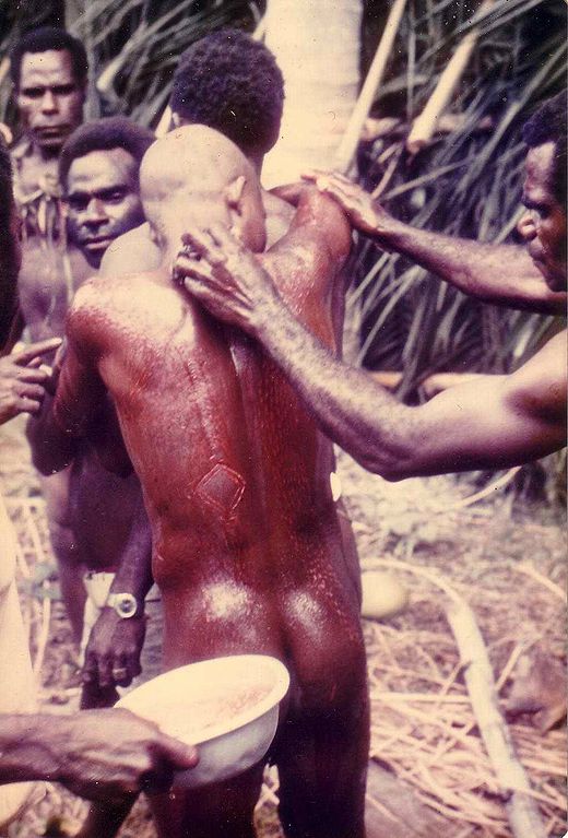 Sepik-Krokodilceremonie, een jonge man wordt op zijn rug gesneden zodat hij een krokodillenhuid krijgt