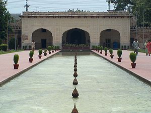 Shalamar Garden July 14 2005-South wall pavilion closer view.jpg