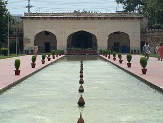 Vista de un pabellón en los jardines Shalimar, Lahore, Pakistán
