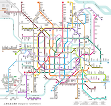 Un mapa de tránsito ferroviario de Shanghái guía a los pasajeros a su destino.