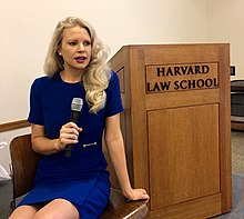 Shivaune Lapangan Berbicara pada sebuah panel di Harvard Law School.jpg