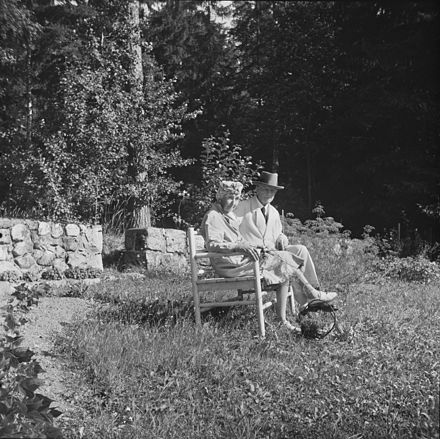 Sibelius and Aino in Järvenpää (early 1940s)