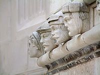 31: Glave u frizu Jurja Dalmatinca na šibenskoj katedrali