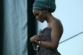 La chanteuse sud-africaine Simphiwe Dana, au festival de jazz de Vienne, en juillet 2007. (définition réelle 3 888 × 2 592)