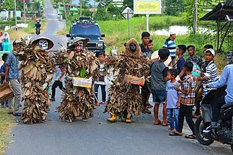 Foto Si Muntu sedang keliling kampung sambil meminta sumbangan ke masyarakat.