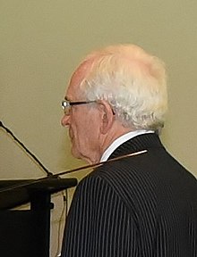 Sir David Williams investiture (obrezano) .jpg