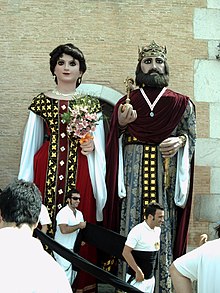 Foto dels dos gegants, la geganta a l'esquerra