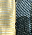 Glassfasader av to skyskrapere