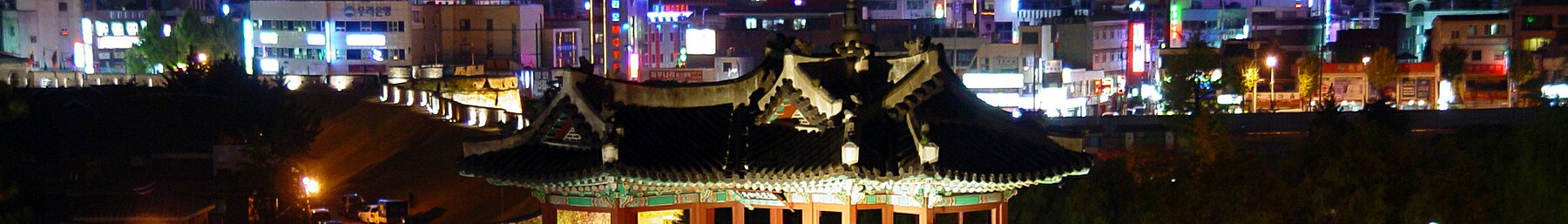 Südkorea-Banner Suwon Hwaseong fortress.jpg