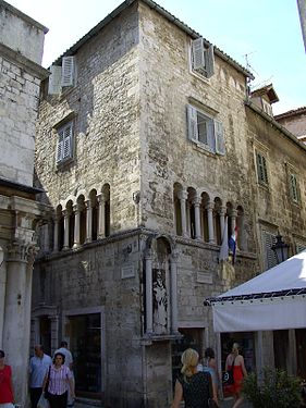 Split, za hradbami palace - romansky dum rod.Gozzi.jpg