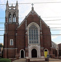 Pohled zepředu na katedrálu St. John Berchman Shreveport (oříznutý) .jpg