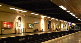 Une rame MP 89 entre en station. On peut y voir des reproductions d'œuvres figurant dans le musée du Louvre.