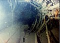 חדר הטורפדו האחורי ושרידי אדם בשברי הצוללת שירה, 1982.