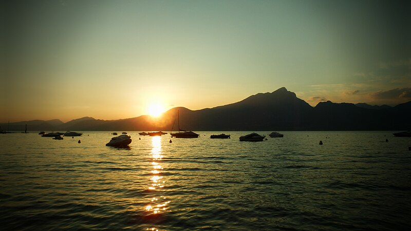 File:Sunset in Garda (14791468717).jpg