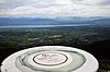 Tableau dórienttion AD 1950 auf 1540 m Höhe mit Blick auf den Mont Blanc in 90 km Entfernung - panoramio.jpg