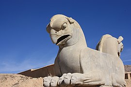 Escultura d'un animal fantásticu (en Persépolis).
