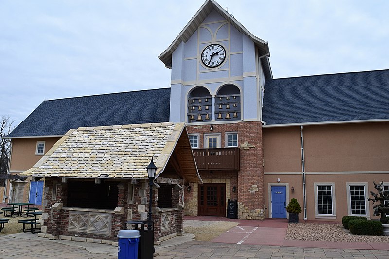 File:Tasting room and beer store, New Glarus Brewery.jpg