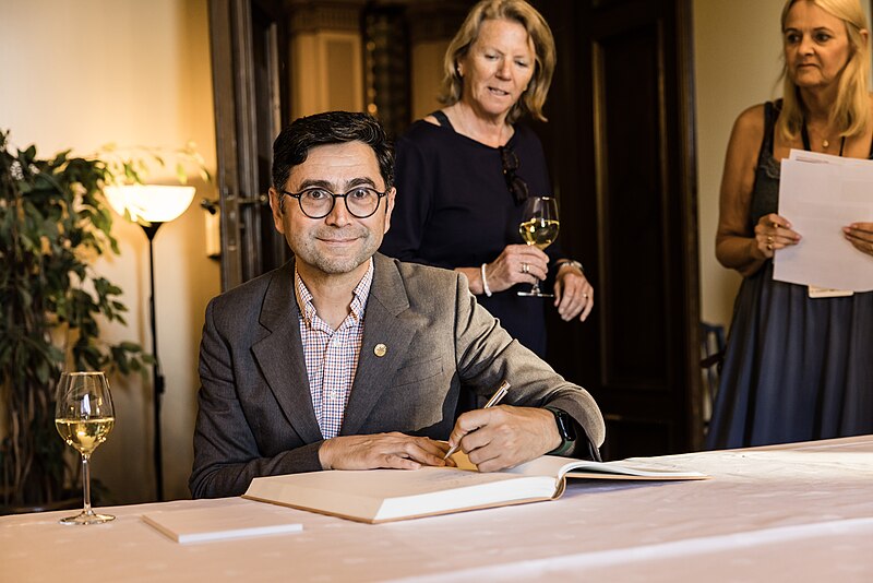 File:The 2020 Kavli Prize Laureate Ardem Patapoutian signing the protocol (2022) (52336087042).jpg