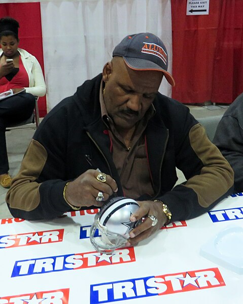 Henderson signs autographs in Houston in January 2014.