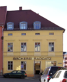 Denkmalgeschütztes Haus Rosa-Luxemburg-Platz 1 in Torgau.