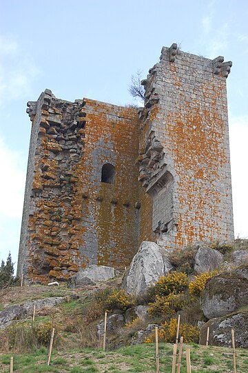 Ficheiro:Torre_do_Castro_de_Sandiás_01.jpg