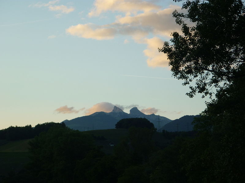 File:Tour d'Ai (2331m) & Tour de Mayen (2323m).JPG