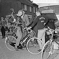Harry Steevens op fiets, 1965