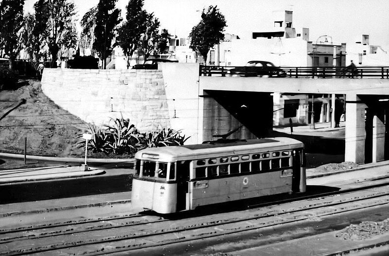 File:Tranvia bajo puente saavedra 1959.jpg