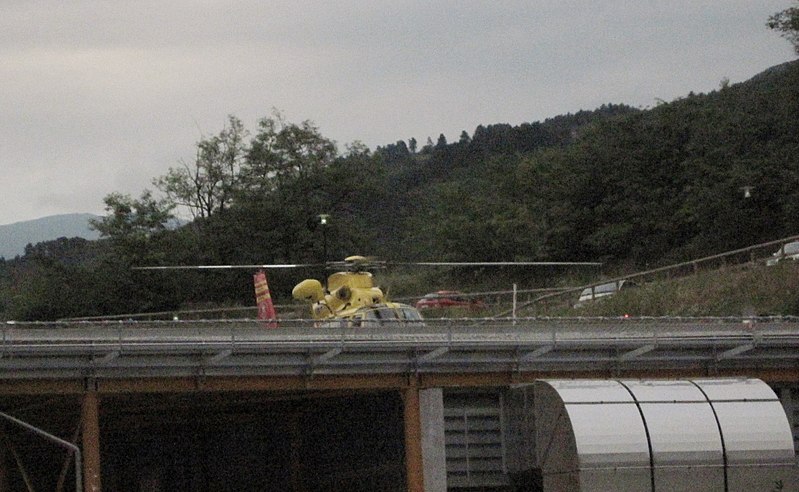 File:Trentino emergenza - Decollo di unelicottero dalla pista dell'Ospedale Santa Maria del Carmine di Rovereto 01.jpg