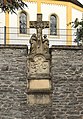 Wegekreuz mit Kreuzigungsgruppe und Pietàrelief