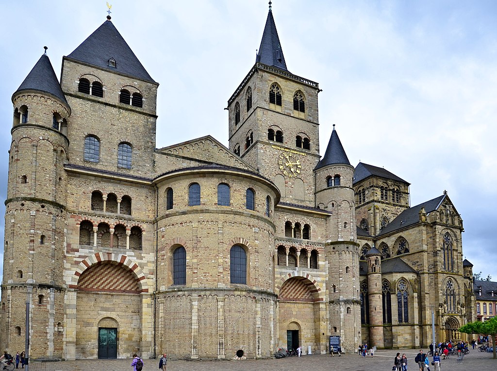 Dom St. Peter in Trier, Außenansicht. Rechts die Liebfrauenkirche; beide UNESCO-Weltkulturerbe.