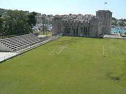 Il campo sportivo di Traù, dove gioca anche la squadra calcistica dell'HNK Trogir, che si trova dietro il Castello del Camerlengo