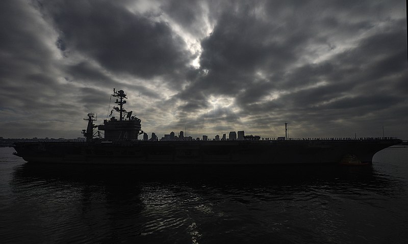 File:USS John C. Stennis pulls into San Diego Bay after completing a seven month deployment. (28626327740).jpg