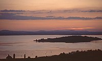 Blick über den Trasimenischen See auf die Isola Polvese