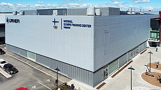 Centre national d'entraînement olympique Urhea le long de Mäkelänkatu.