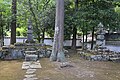 亀姫の墓（左）