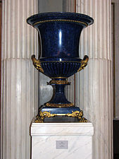 Vase en lapis-lazuli, (milieu du XIXe s), St George Hall, palais d'Hiver, Saint-Pétersbourg (taillerie de Peterhof)