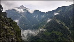 खनियारा के समीप से धौलाधर हिमालय का दृश्य