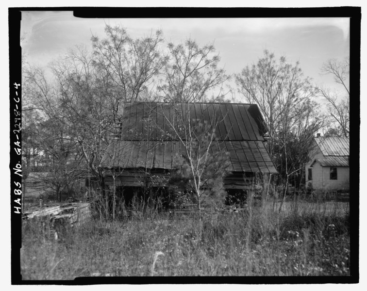 File:View of the northwest side of the Jaudon-Bragg-Snelling Barn-Corn Crib, facing southeast. - Jaudon-Bragg-Snelling Farm, Corn Crib, North side of GA State Route 21, Springfield, HABS GA-2298-C-4.tif