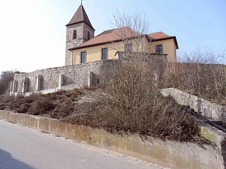 Vincenzenbronn Ansicht von Südosten mit Kirche über Kirchhofmauer in erhöhter Lage am Ortsrand 23022012