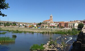 Tordómar - View of the town with the bridge over the Arlanza river