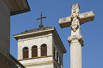 Croix du parvis de l'église.