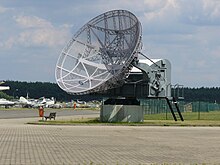 Einer der letzten von rund 1500 produzierten FuMG 65 Würzburg-Riesen mit 7,5-m-Radarspiegel (auf einem einfachen Betonsockel) heute im Museum Berlin/Gatow