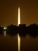 Monumen Washington waktu malam dari Peringatan Jefferson Memorial, dipantul dari Besen Pasang Surut ("Tidal Basin").